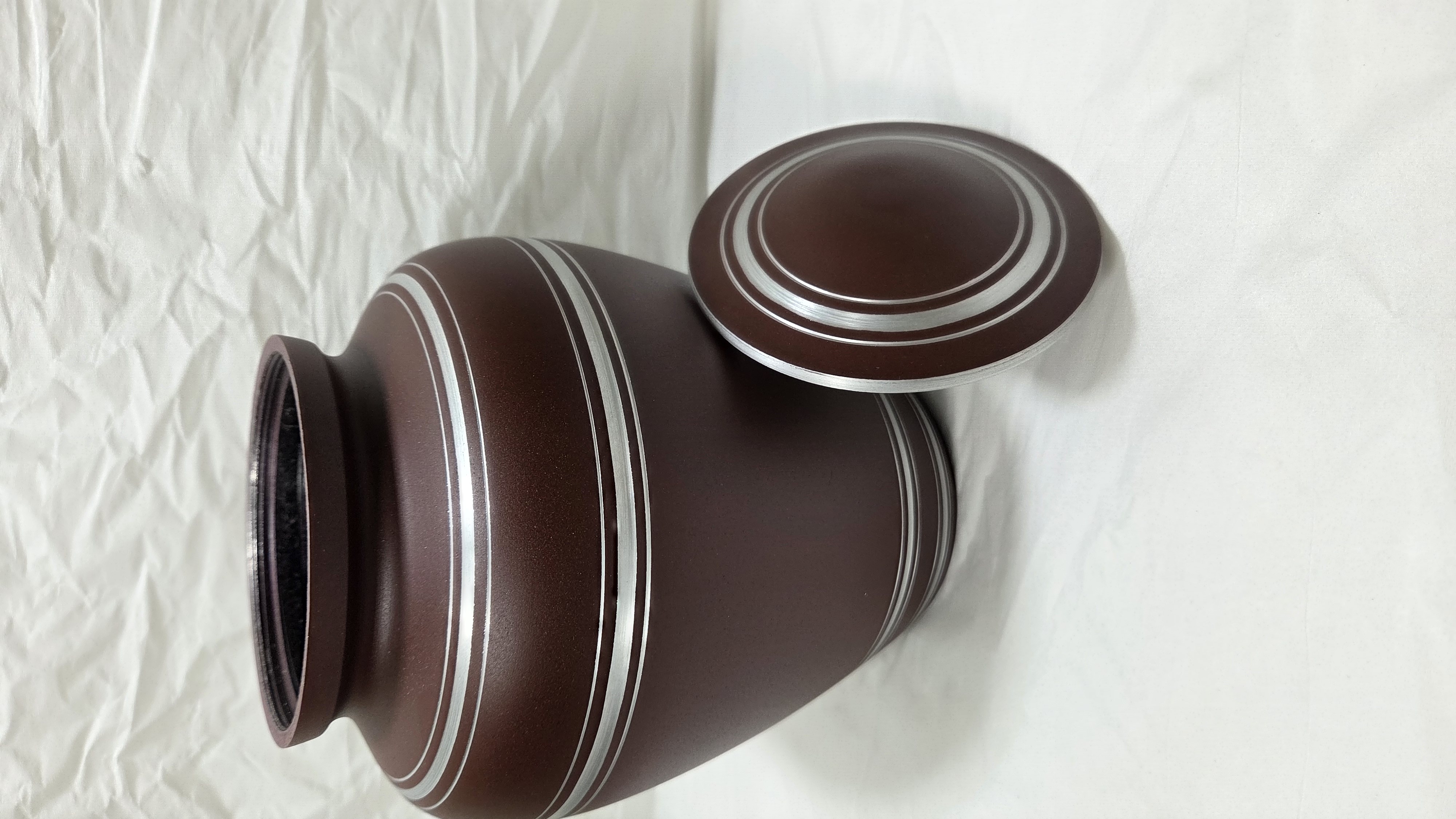 The Classic Maroon Keeksake Urn