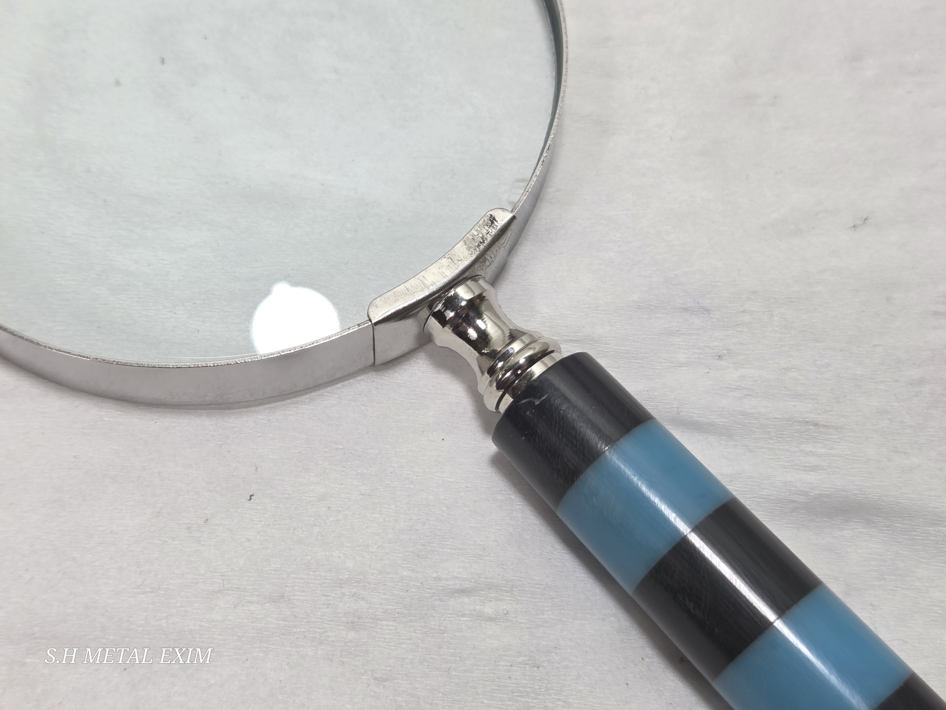 Elegant Vintage Style patterned Magnifying Glass for Desk & Study