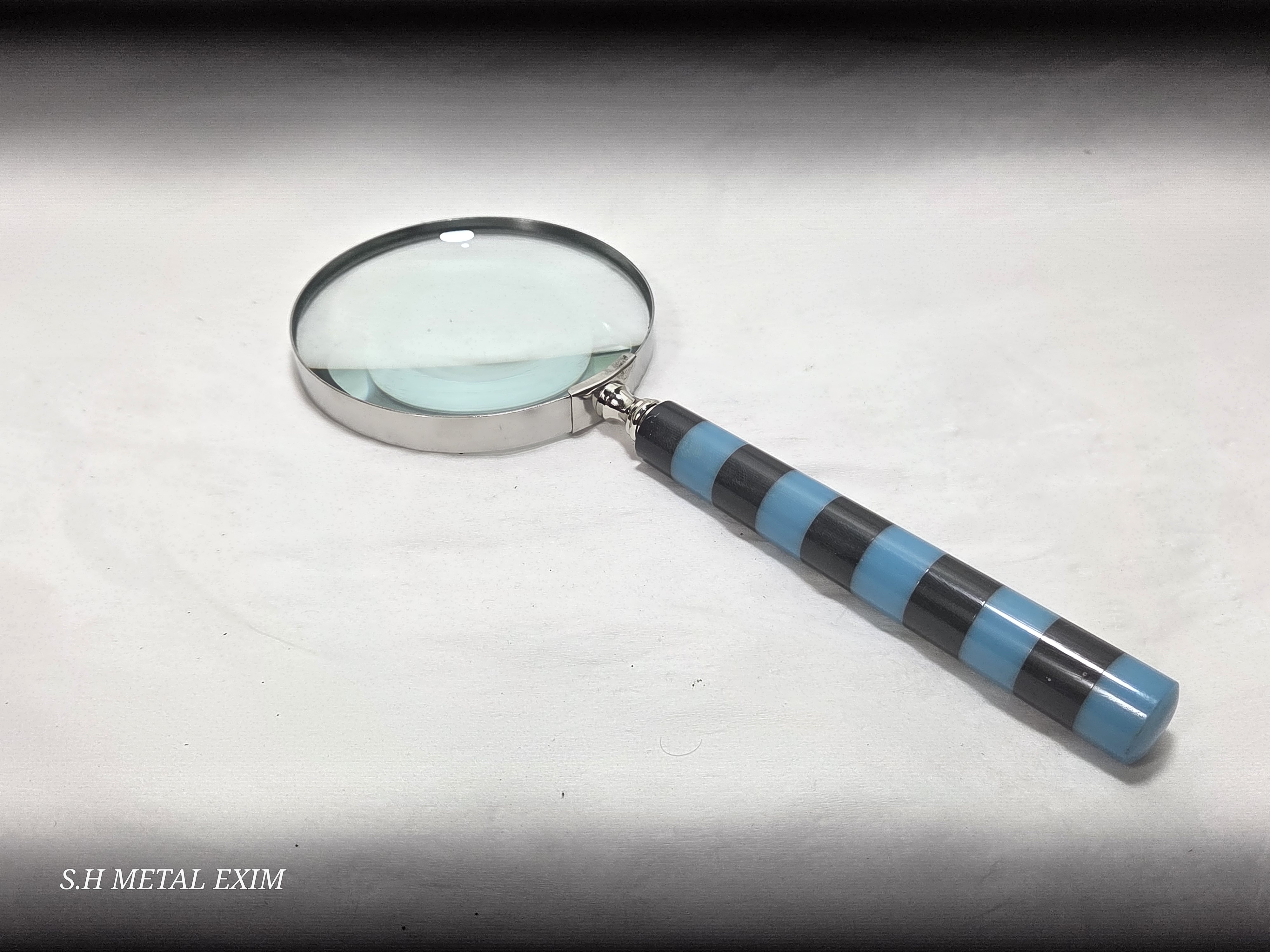 Elegant Vintage Style patterned Magnifying Glass for Desk & Study