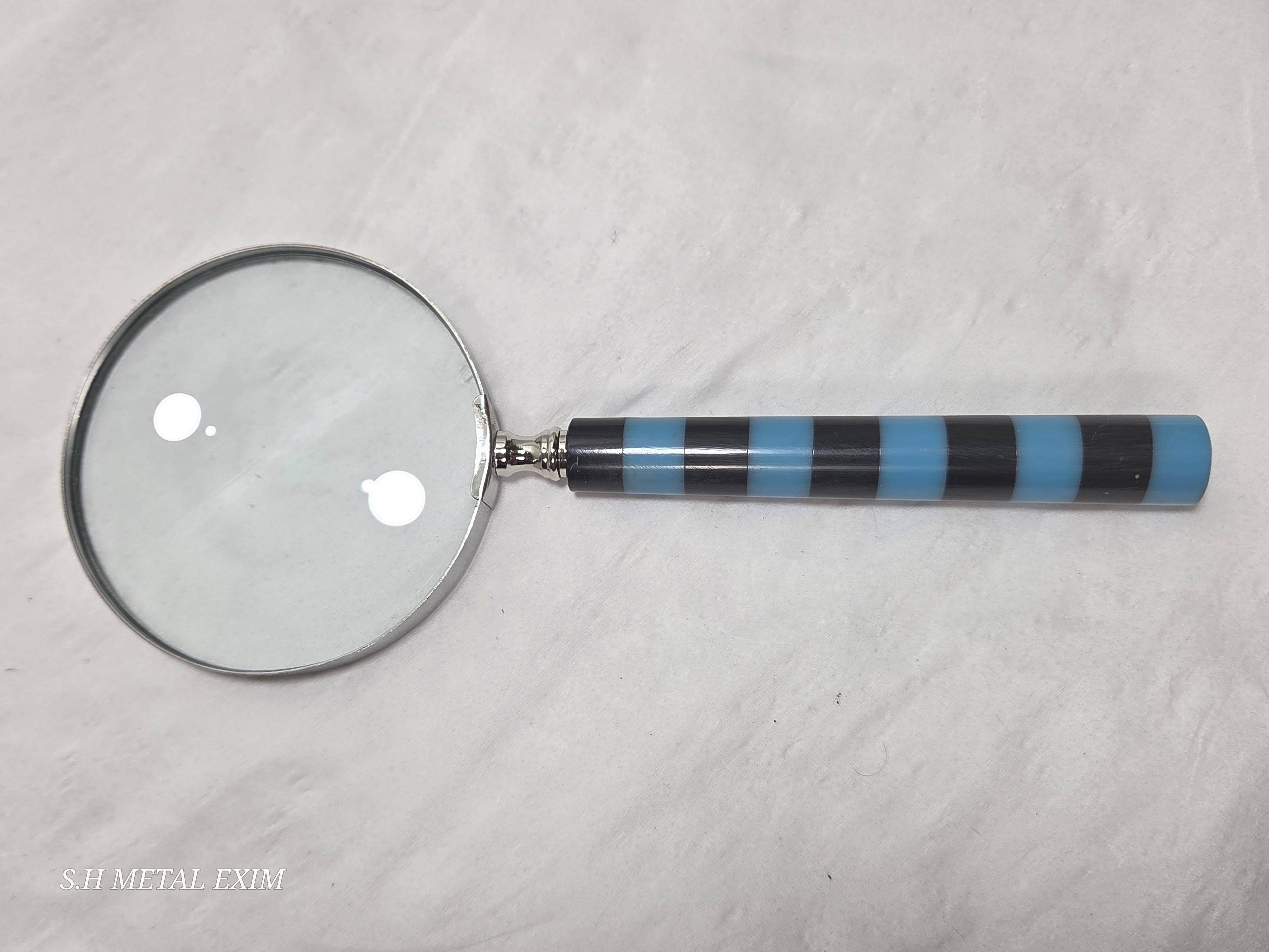 Elegant Vintage Style patterned Magnifying Glass for Desk & Study