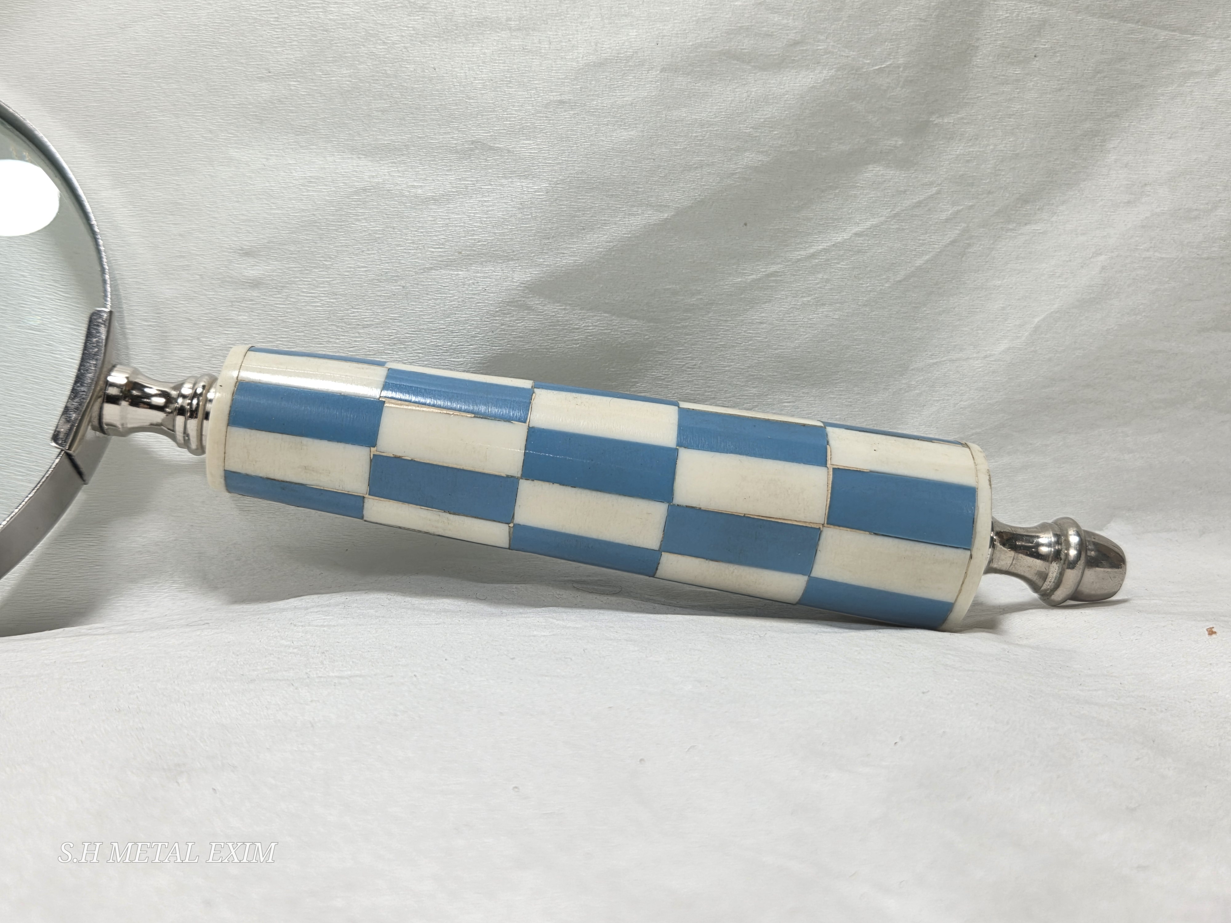 Stylish Checkered Handle Magnifying Glass for Modern & Classic Use