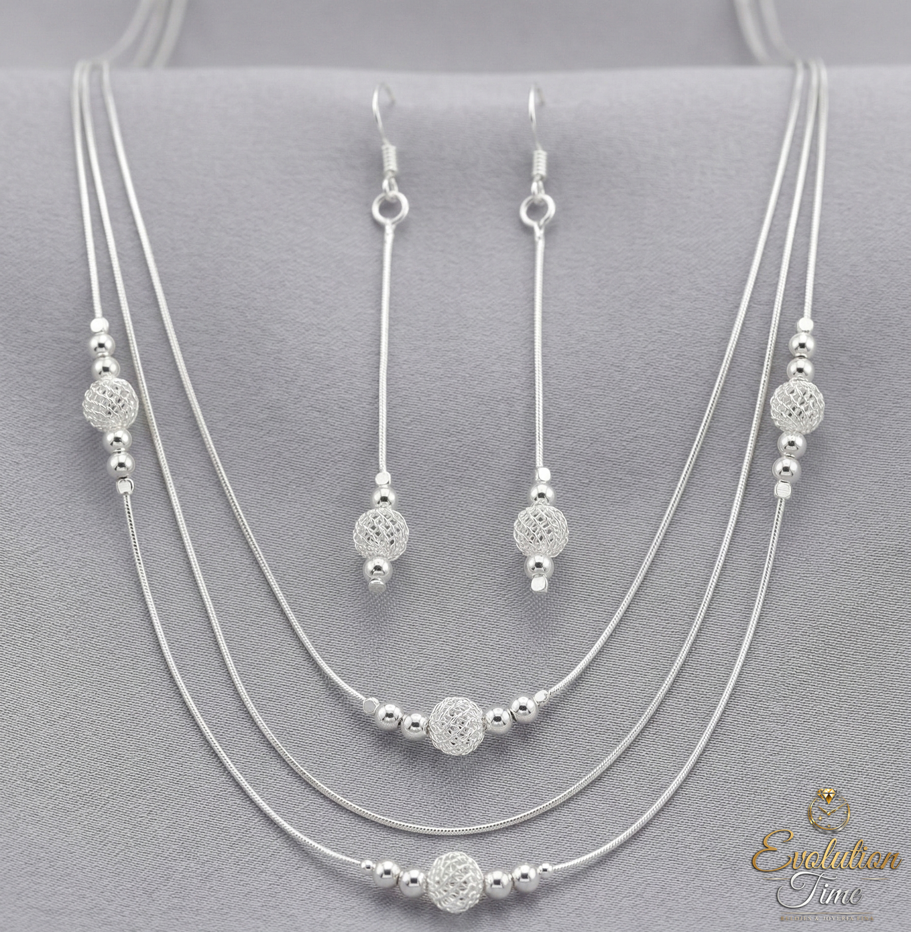 Conjunto de collar y aretes en plata