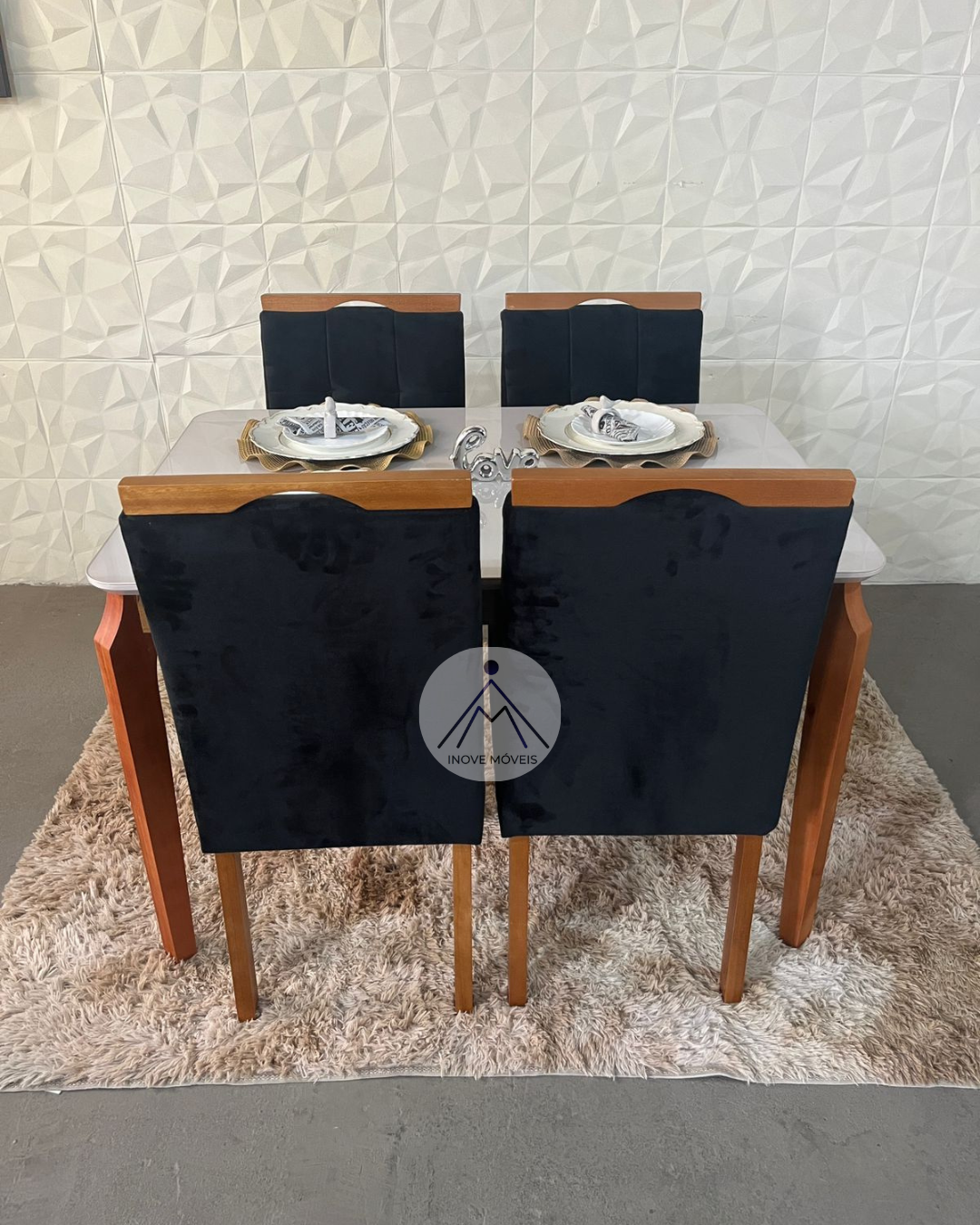 Mesa Alegra com 4 Cadeiras em Veludo