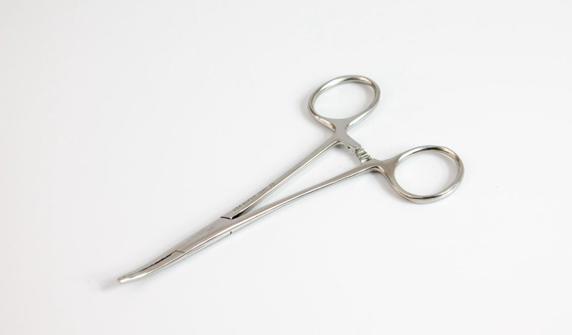 Pinza hemostática curva 