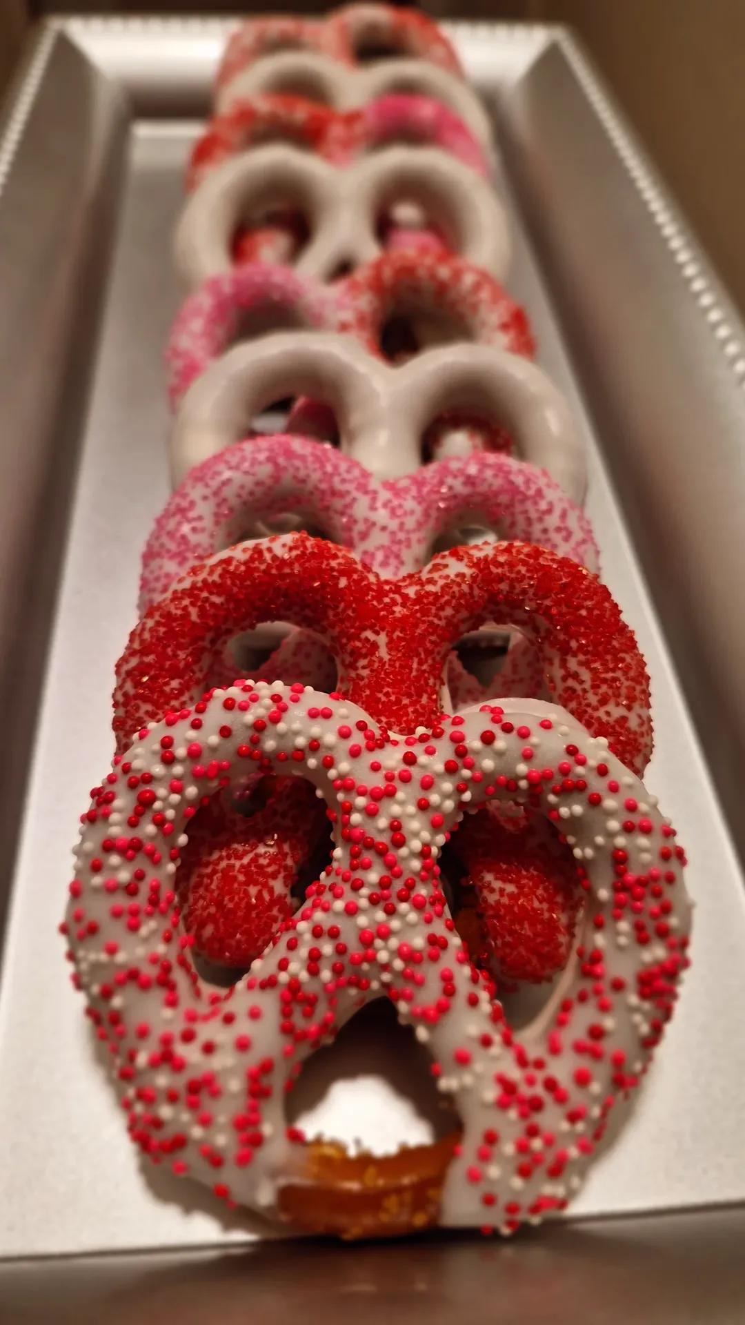 Chocolate-Dipped Pretzel Rods/twist