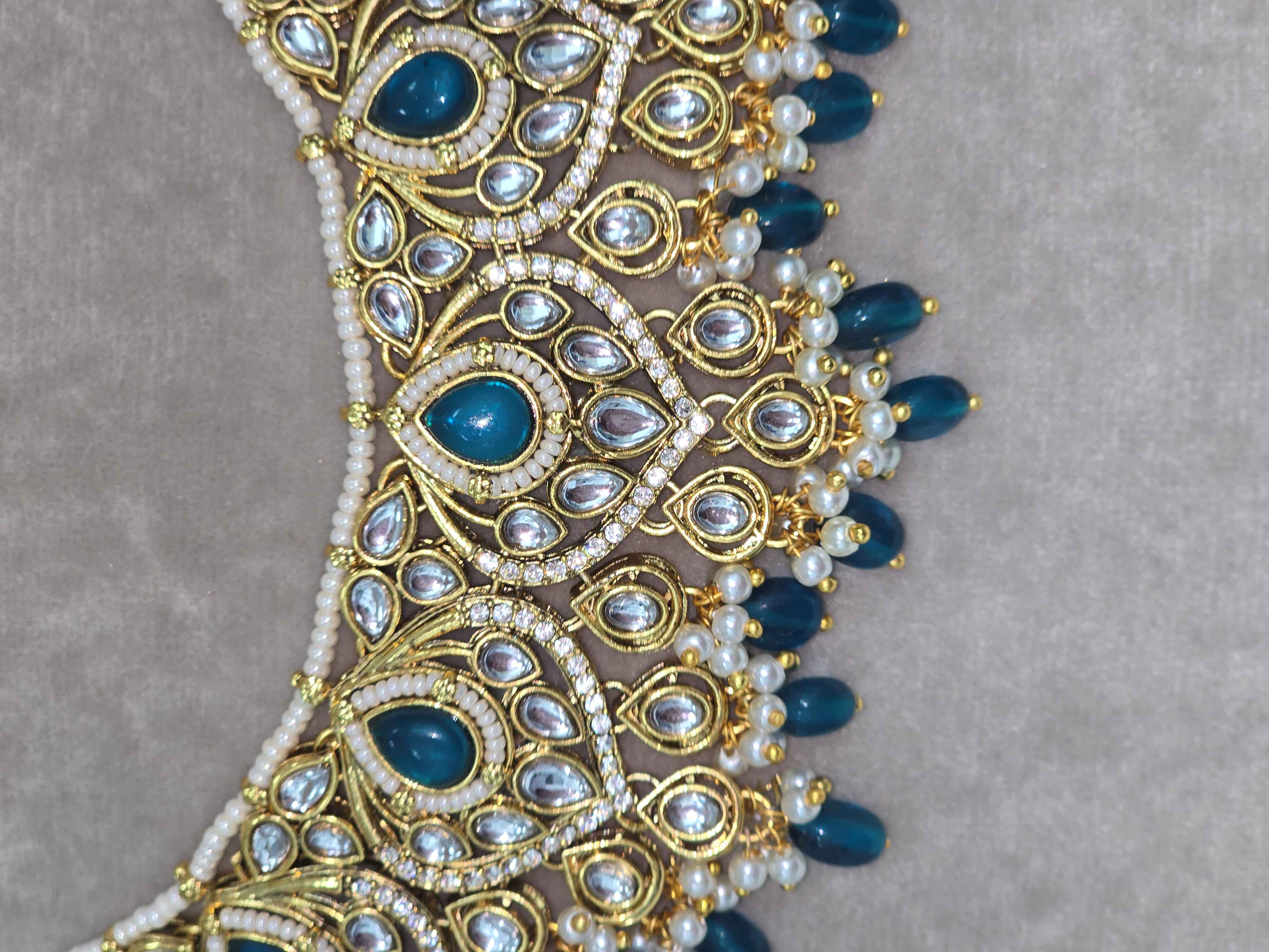 Traditional kundan Jewellery Set in 2 colours