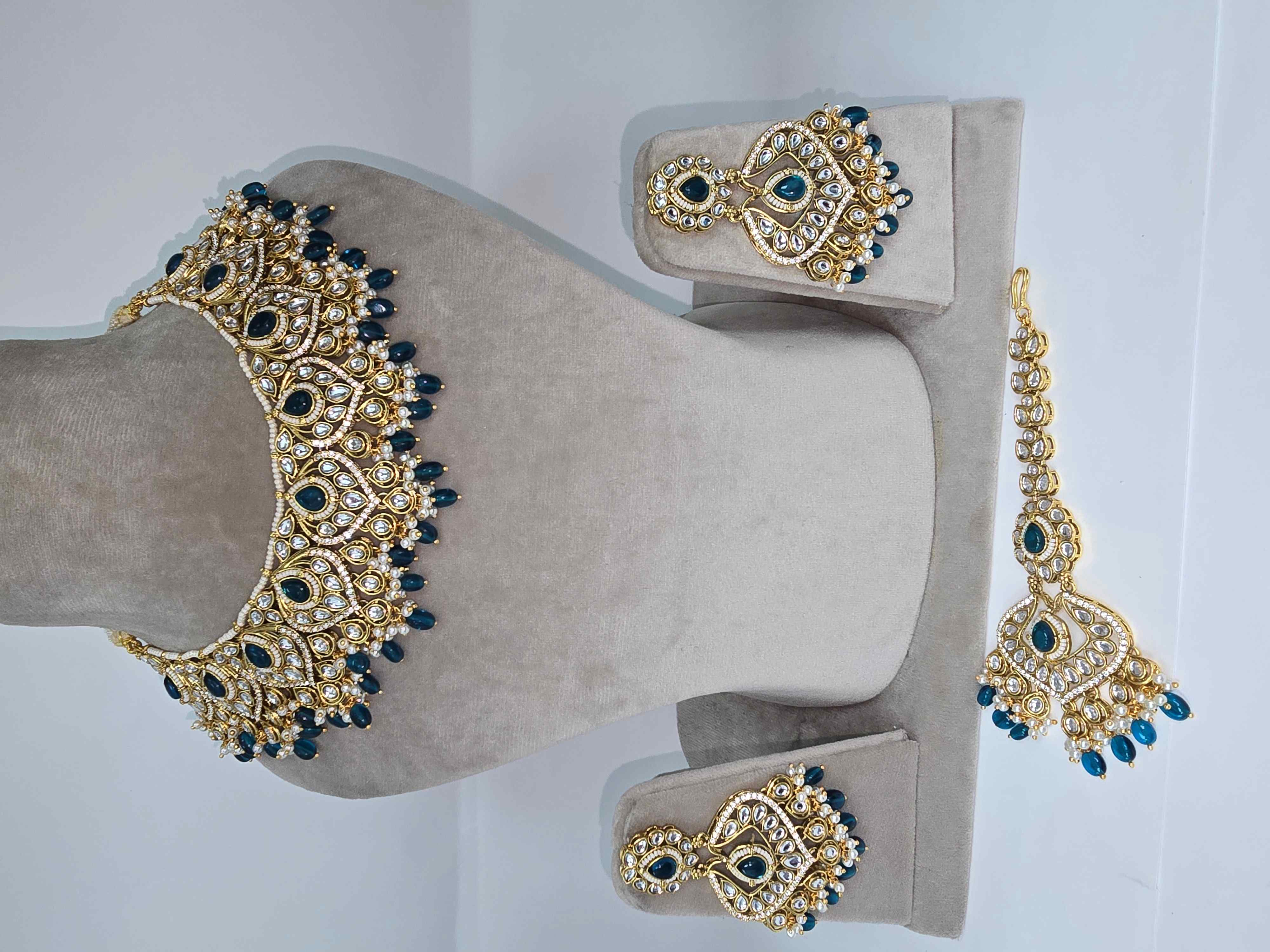 Traditional kundan Jewellery Set in 2 colours