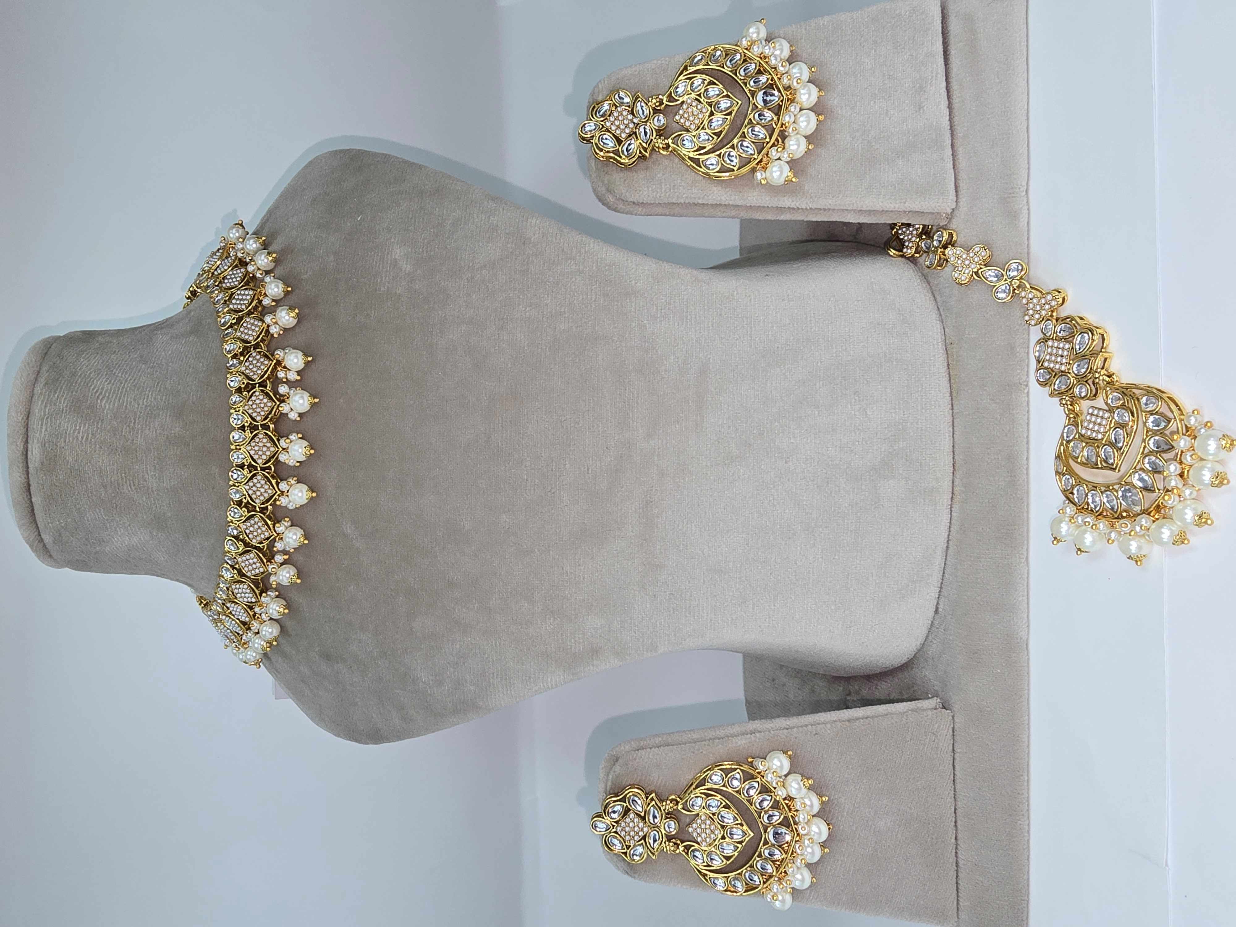  Jewellery Set in pearls with tikka