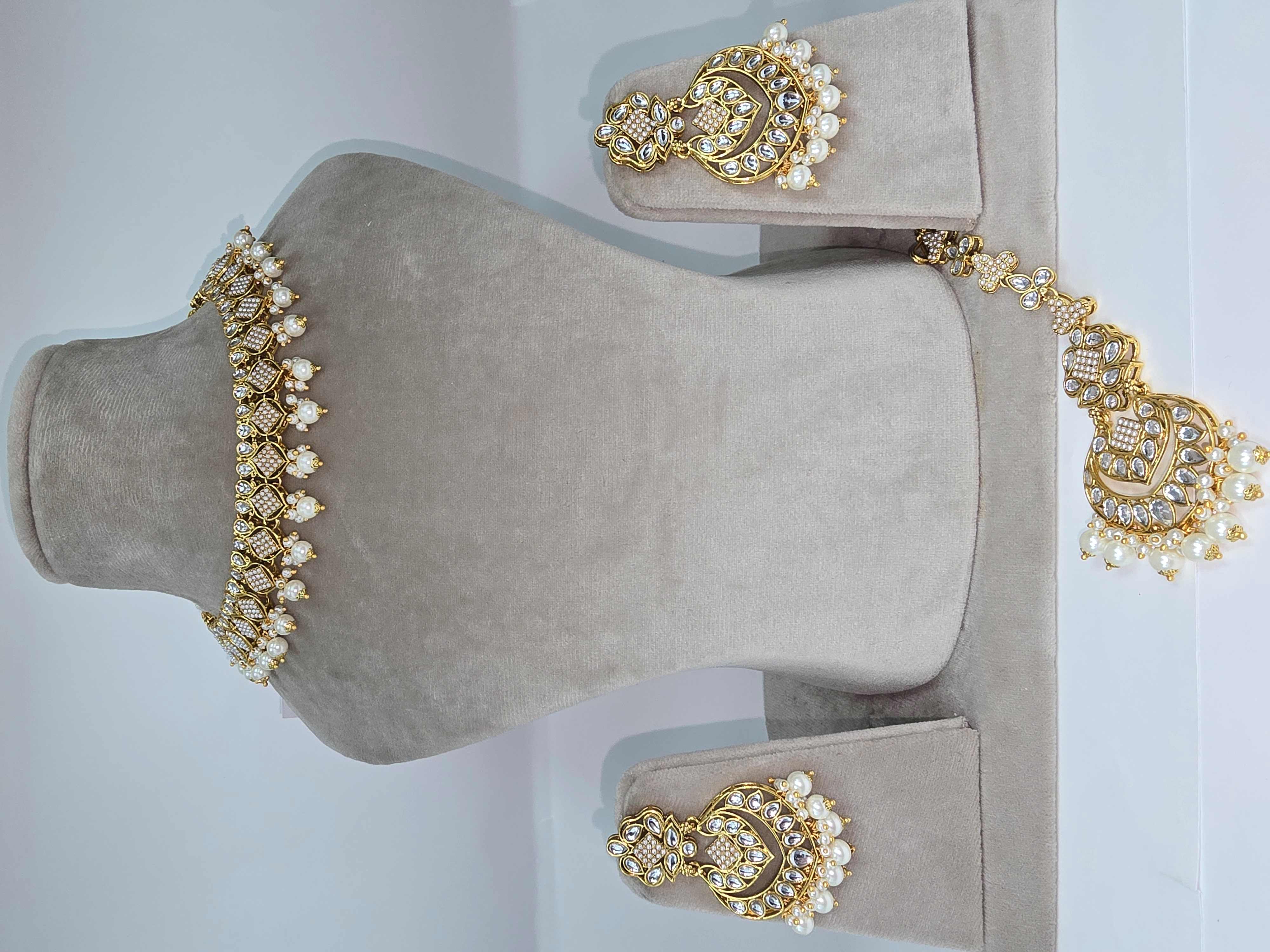  Jewellery Set in pearls with tikka