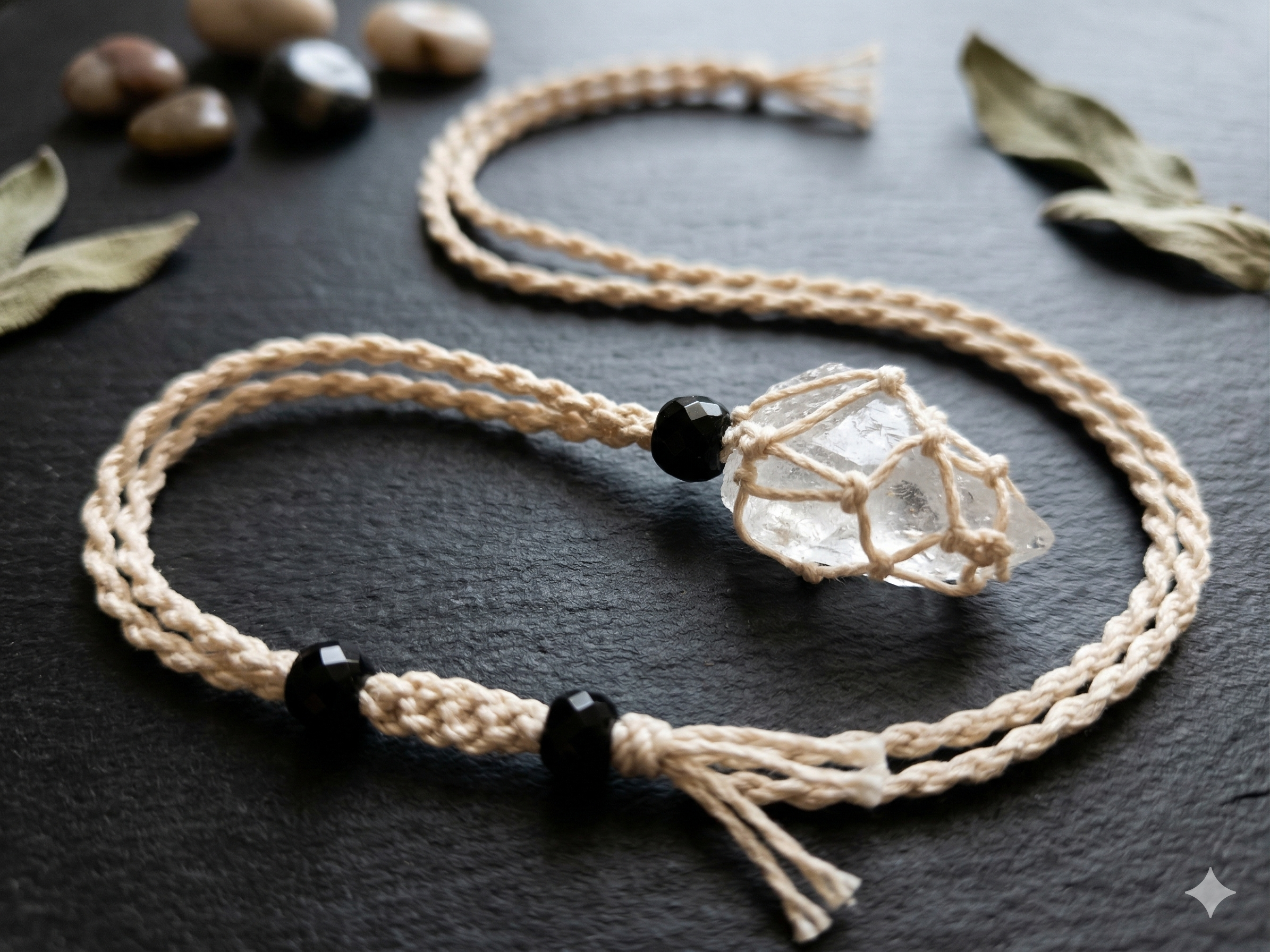 Amuleto de Cuarzo Blanco Natural - Colgante Energético con Tejido Artesanal (30 cm)