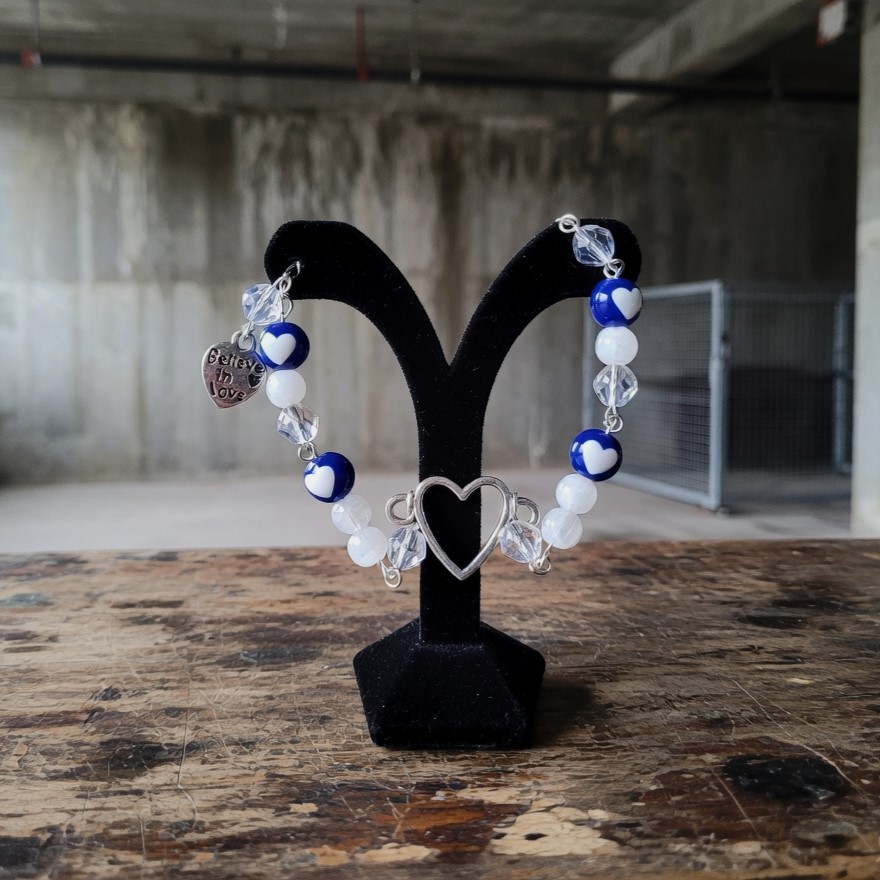 Bracelet, beaded,  heart with white and blue beads -included - Believe in love meaningful card