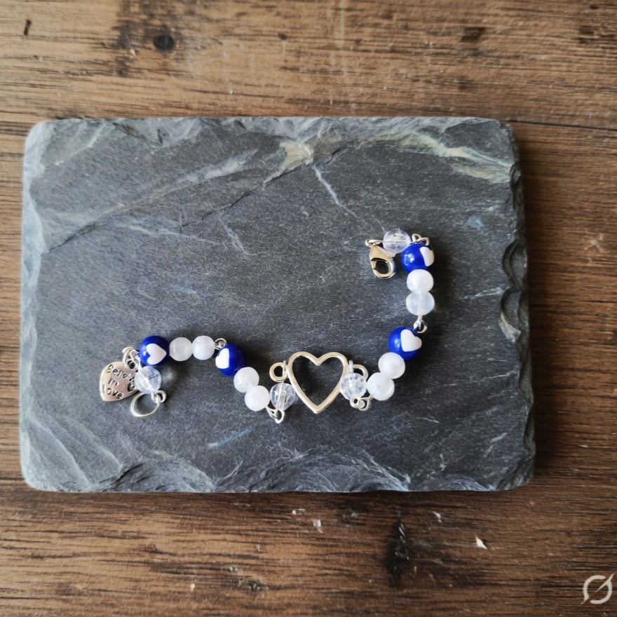 Bracelet, beaded,  heart with white and blue beads -included - Believe in love meaningful card