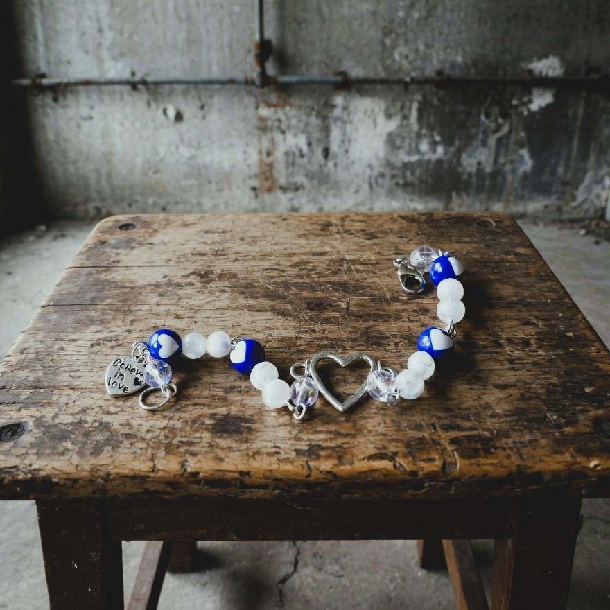 Bracelet, beaded,  heart with white and blue beads -included - Believe in love meaningful card