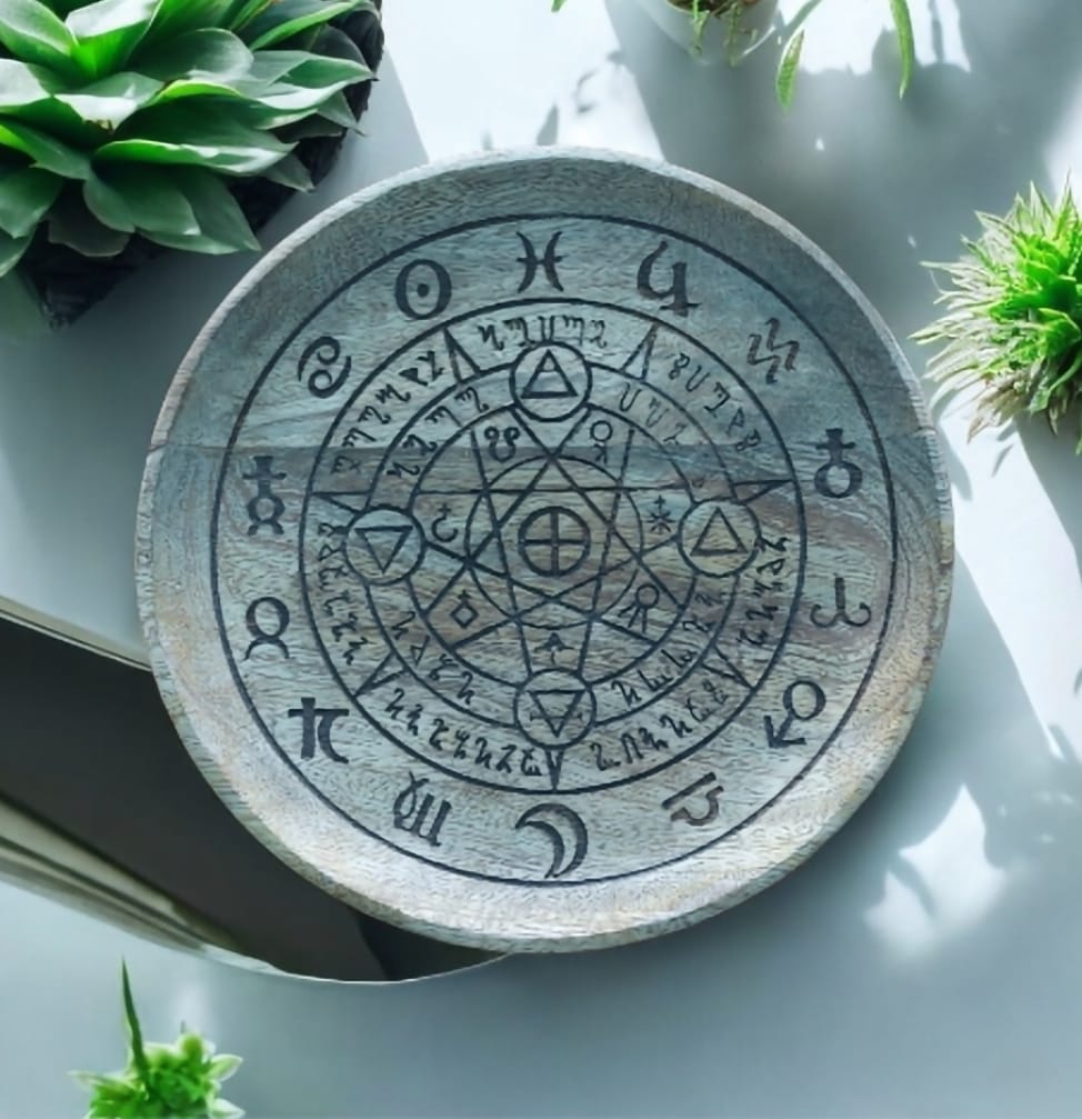Plato de madera con grabado esotérico