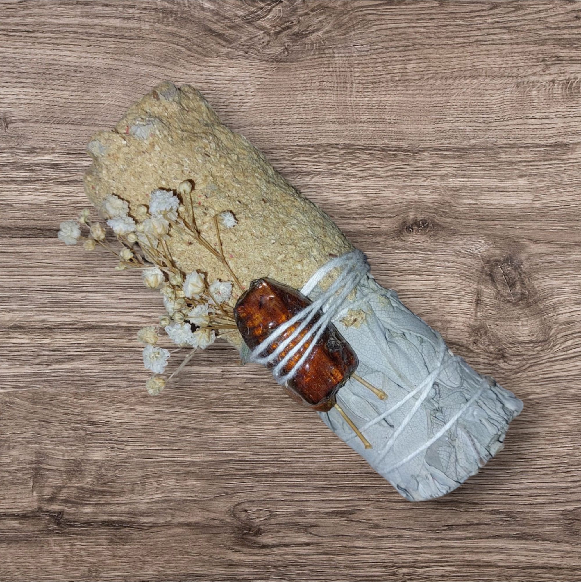 Atado de Salvia Blanca con Flores y Cristal