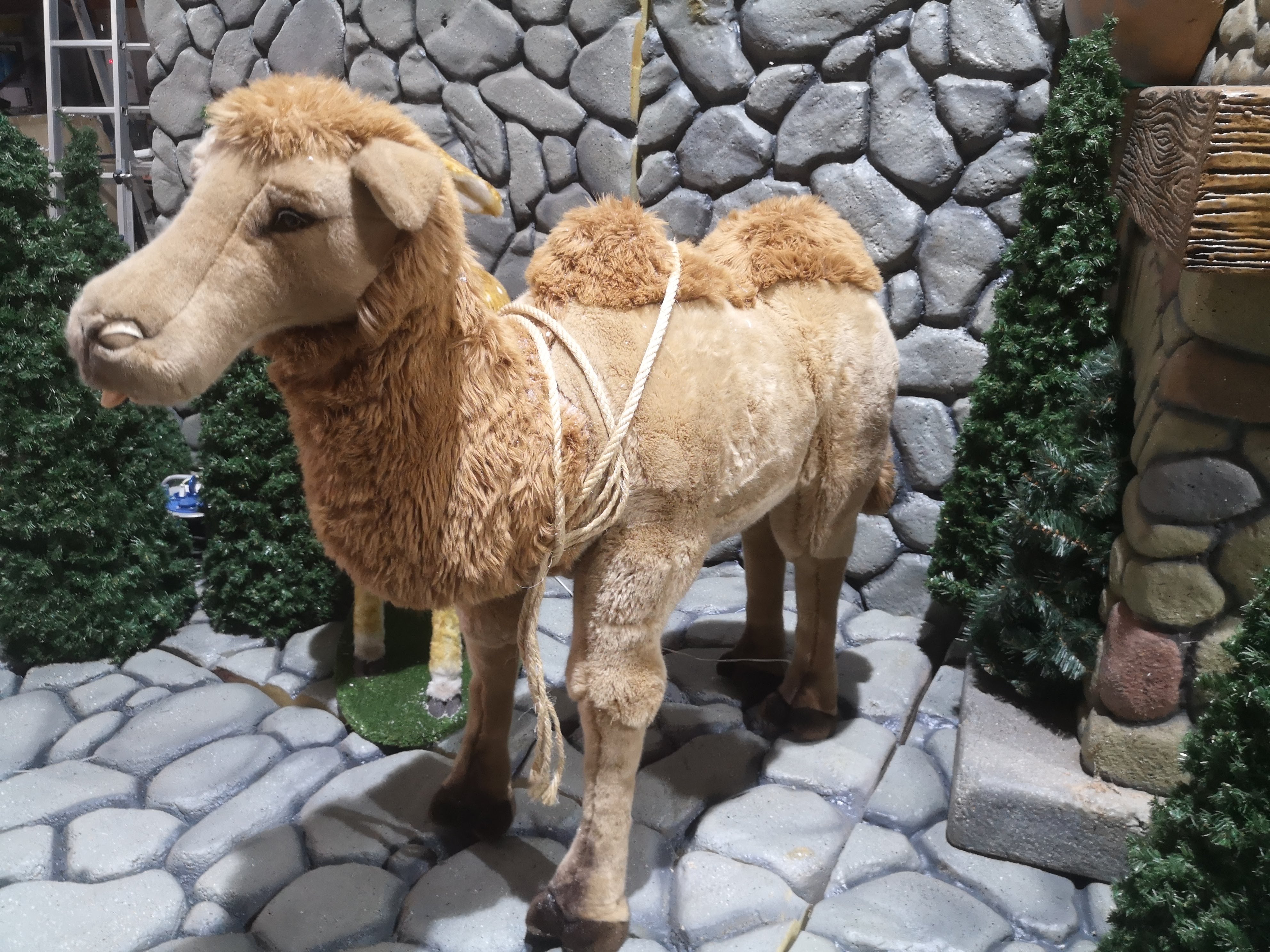 Camello de peluche animatrónico