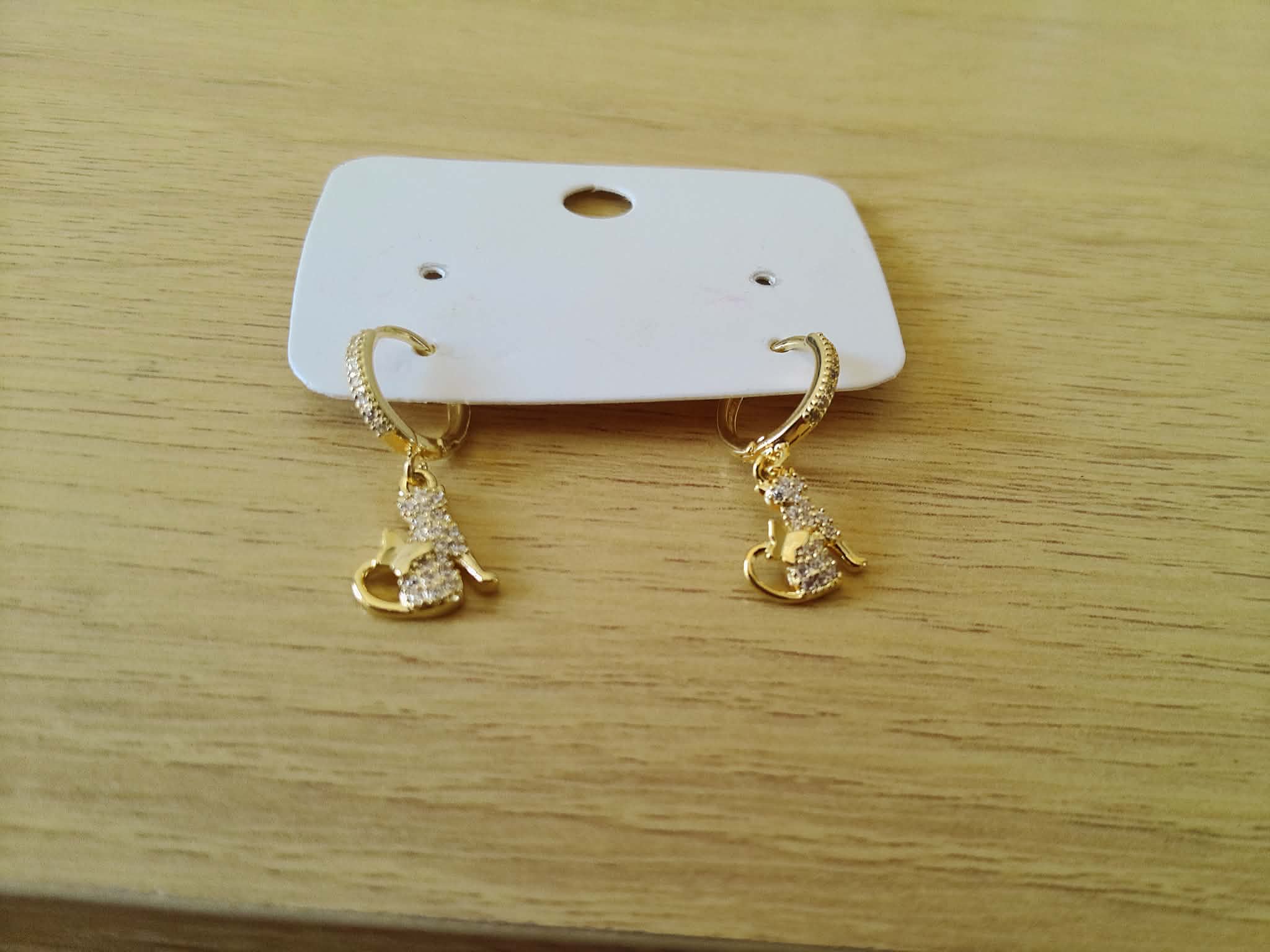 Aretes Gato Dorado con Zirconia 🐱💎