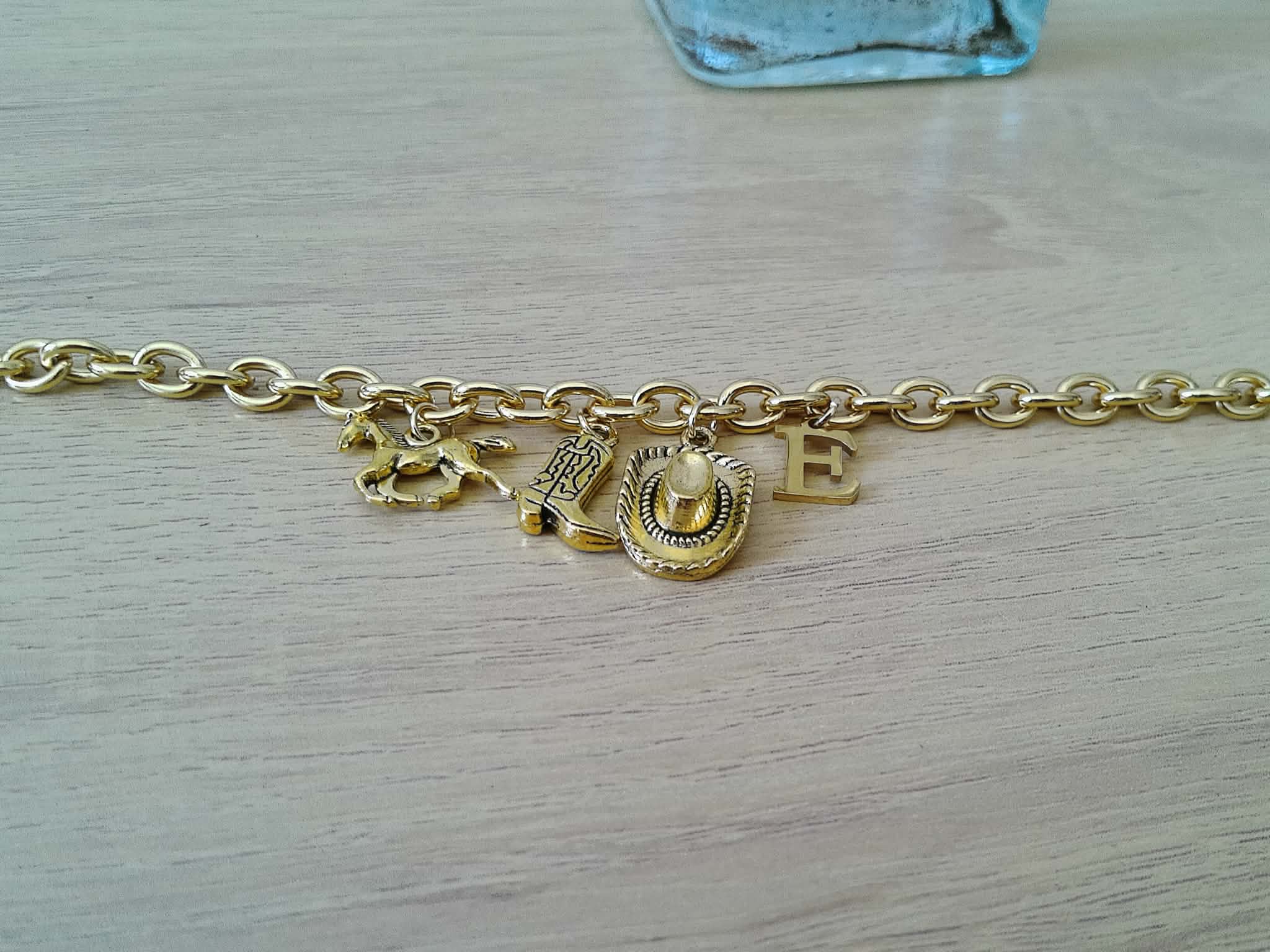 Pulsera Vaquera con Inicial – chapada en Oro 18k de Colección 🌟👢🤠🔠