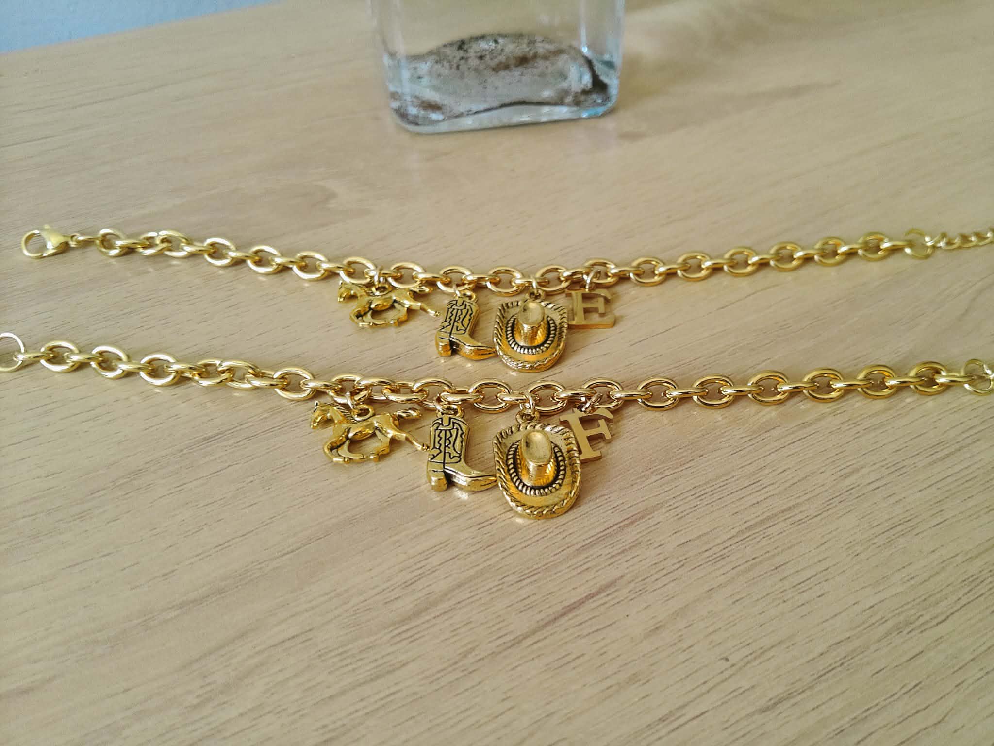 Pulsera Vaquera con Inicial – chapada en Oro 18k de Colección 🌟👢🤠🔠