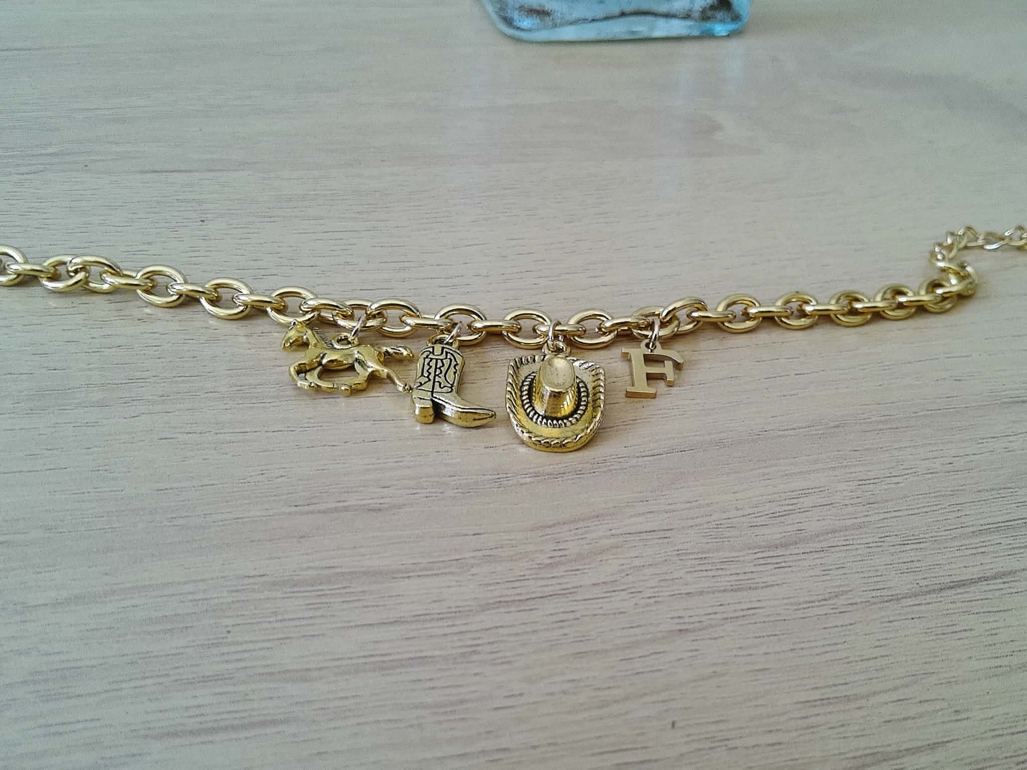 Pulsera Vaquera con Inicial – chapada en Oro 18k de Colección 🌟👢🤠🔠