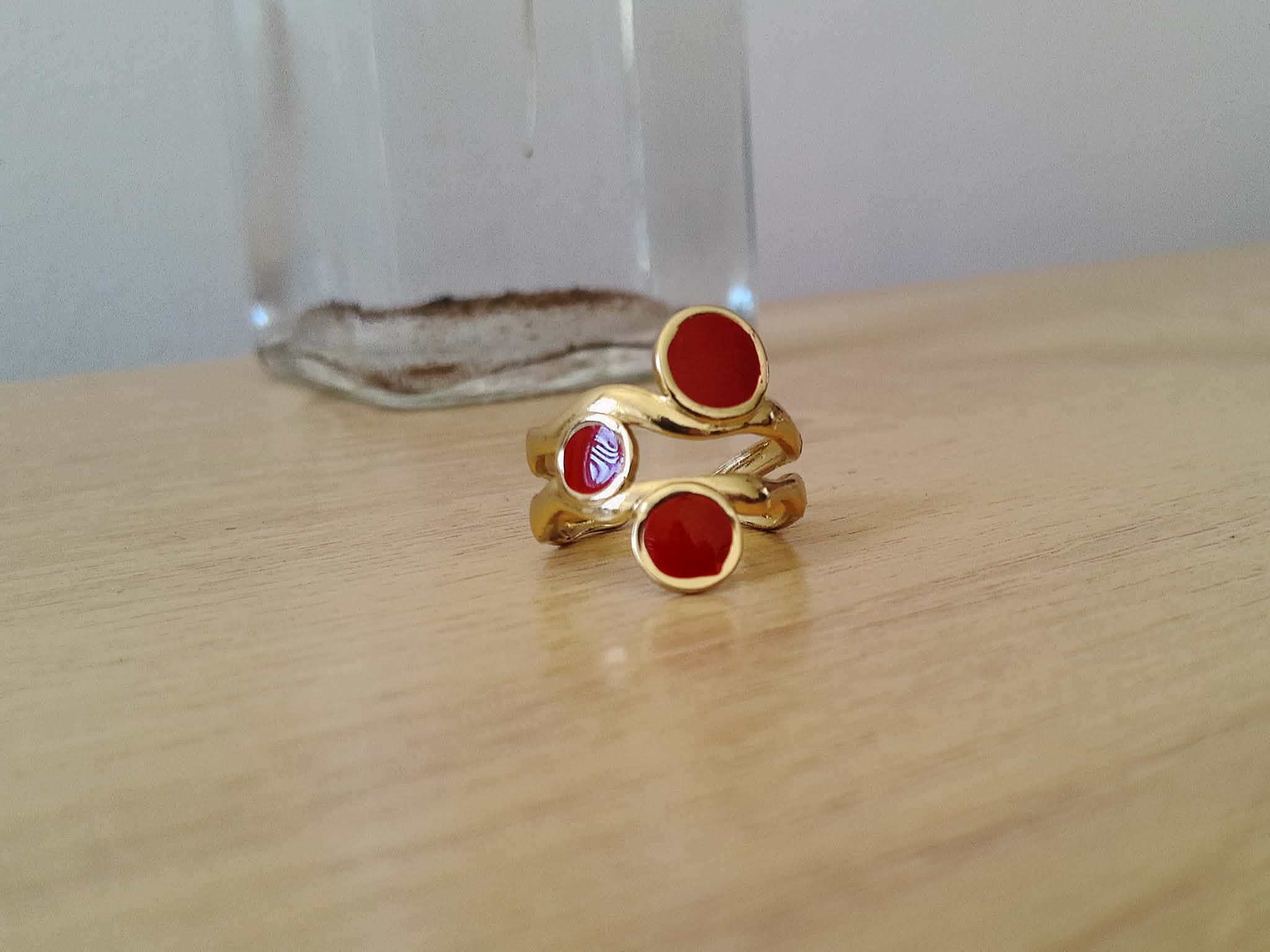 Anillo Ajustable Círculos Carmesí – Chapado en Oro 18k Inoxidable 💍🔴🔥