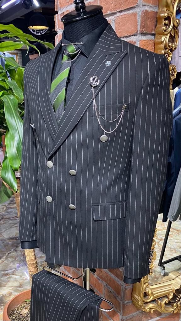 Costume à rayures élégant