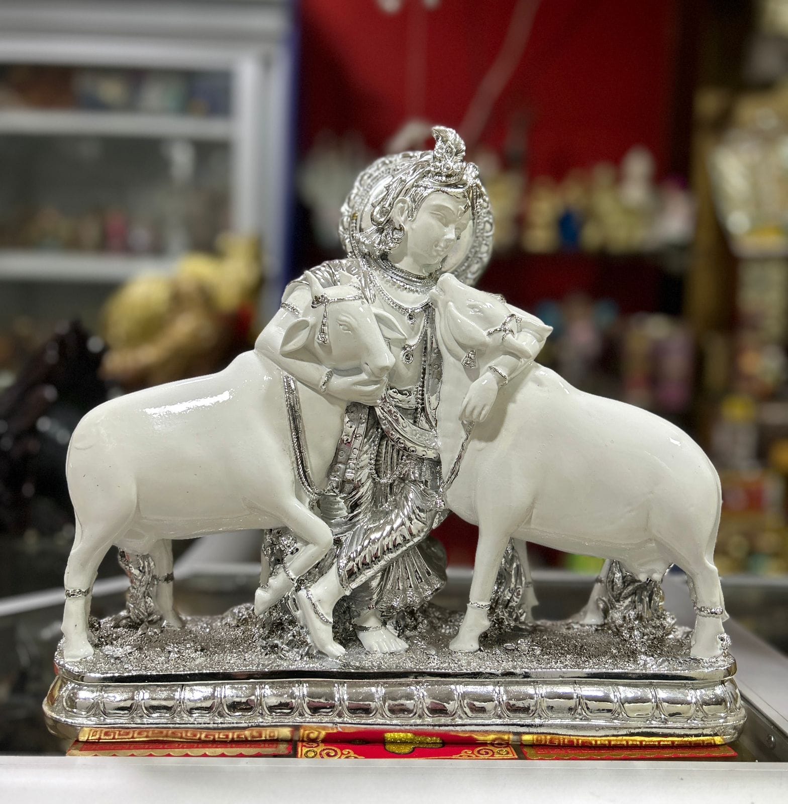 Murli Manohar Krishna o Radha Krishna con vaca. 