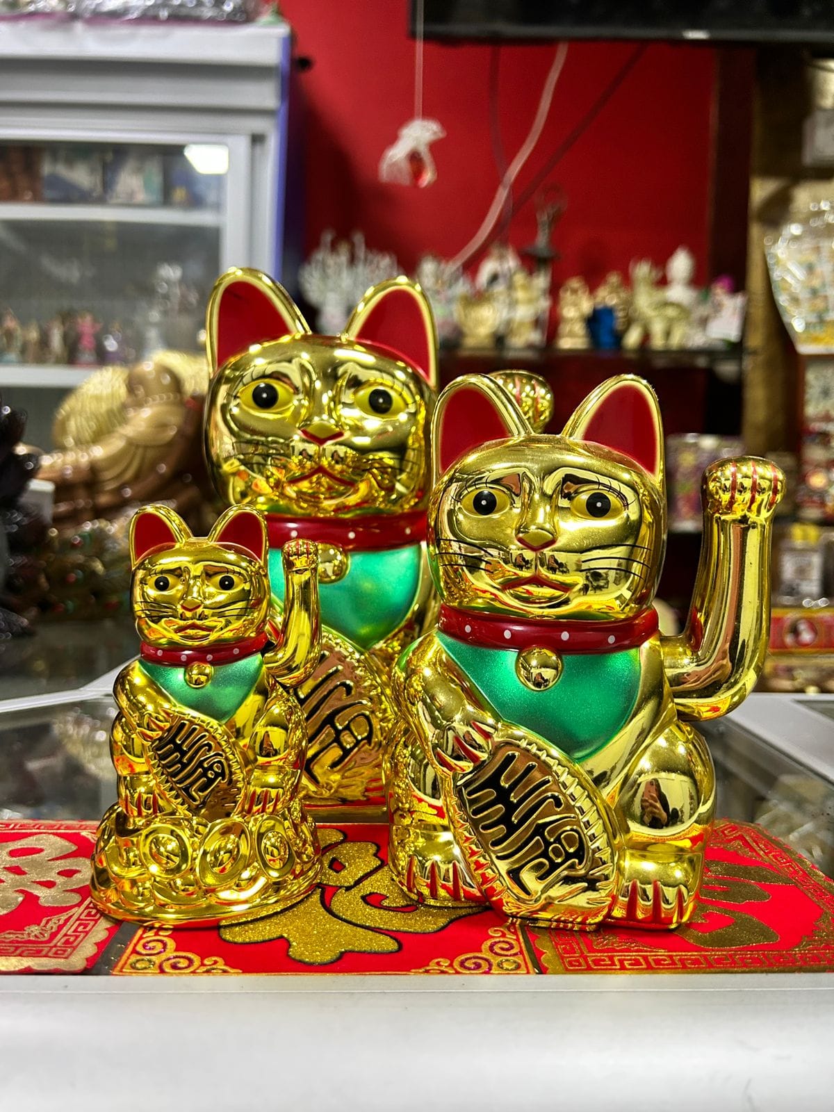  Maneki-neko, o "gatos de la suerte" o "gatos de la fortuna". 
