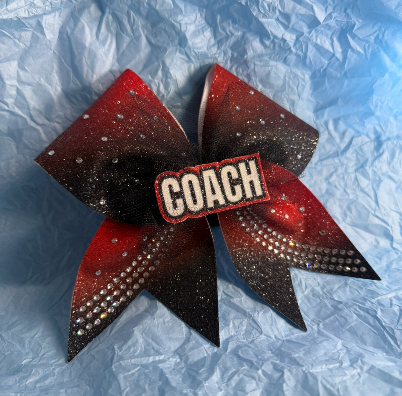 COACH Cheerbow mit Farbverlauf, Strasssteinen, Tüll und Centerpiece