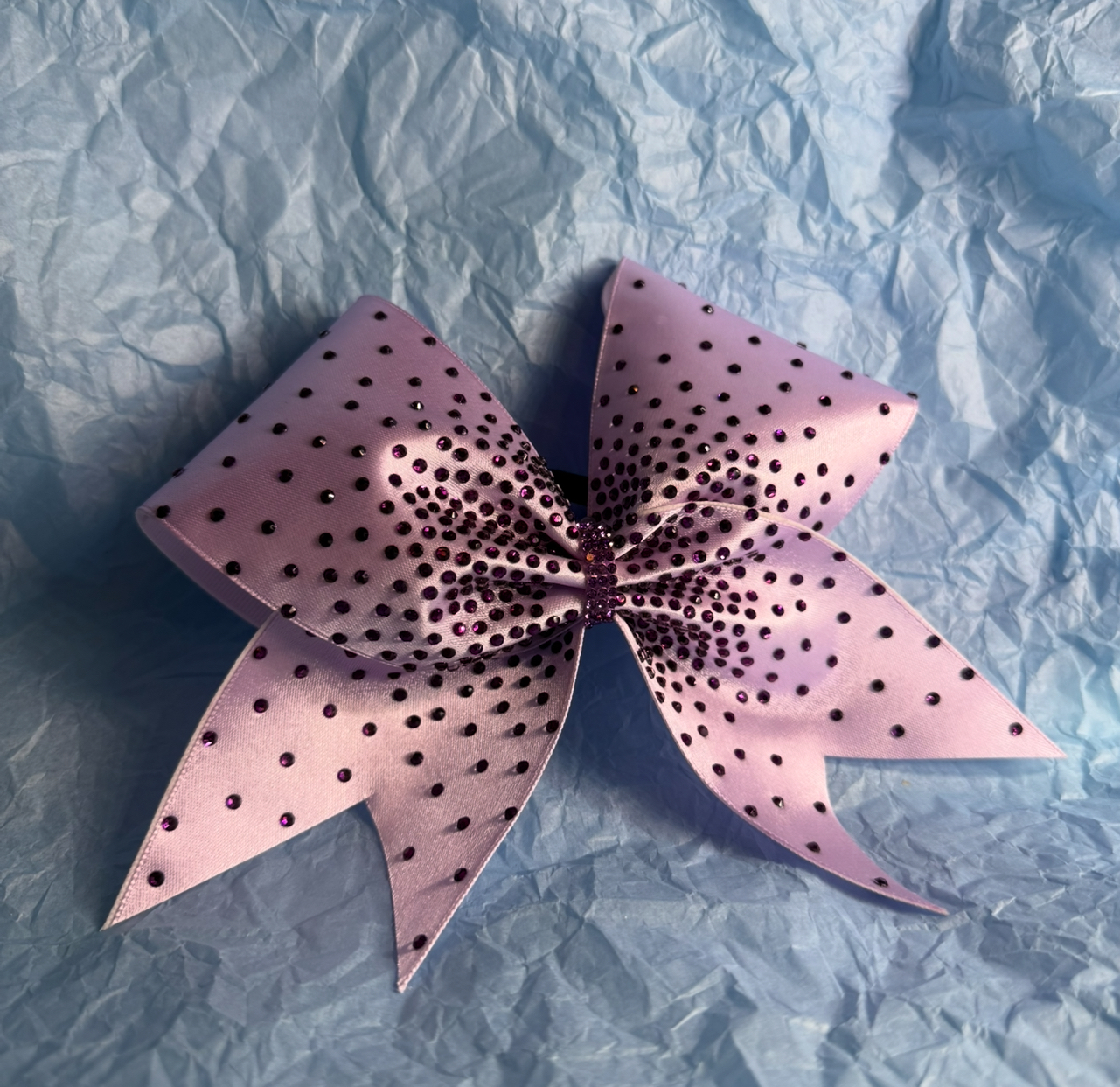Lila Satin Cheerbow mit lilanen Strasssteinen