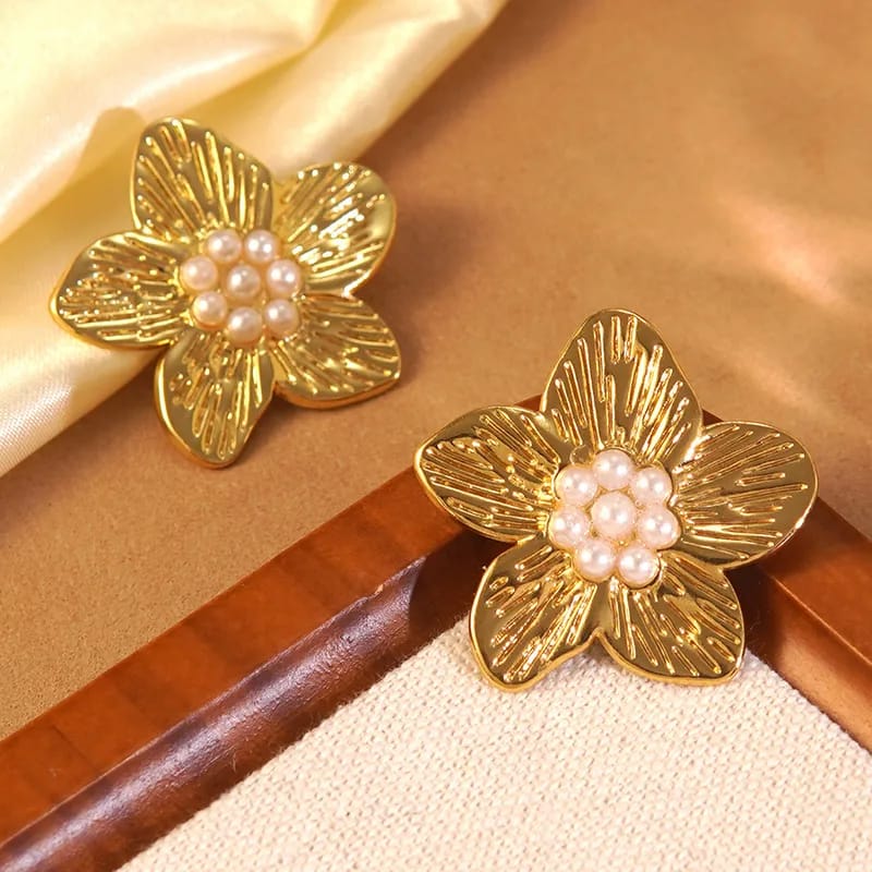 Aretes Flor Dorada con Perlas
