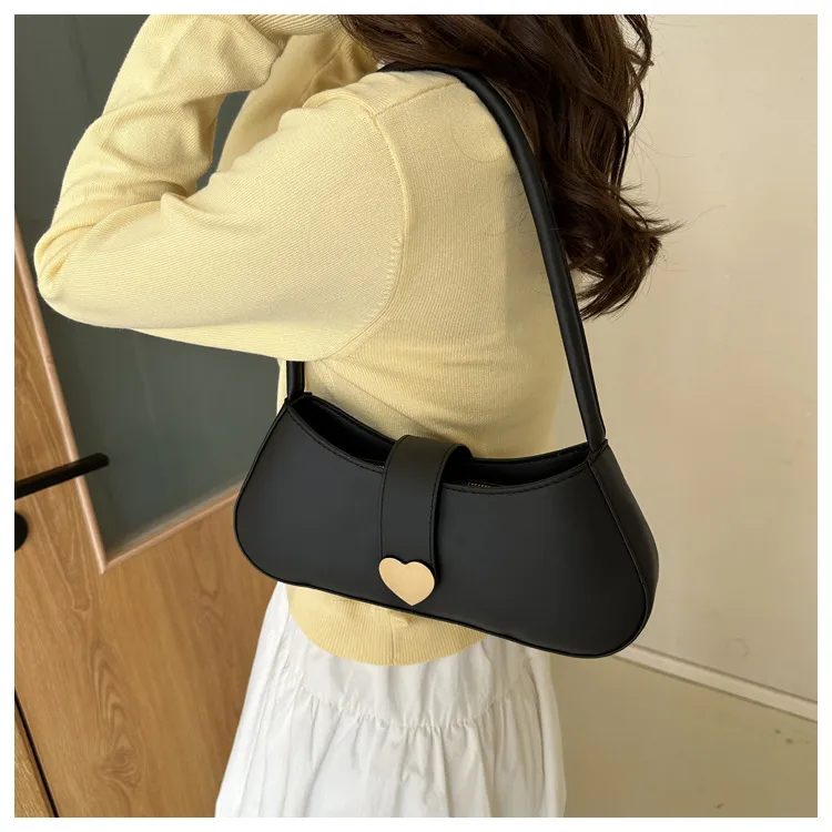 Bolso de mano negro con corazón