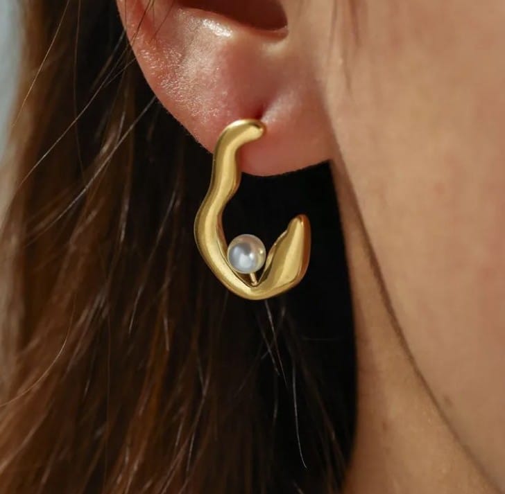 Set de joyería dorada con perla