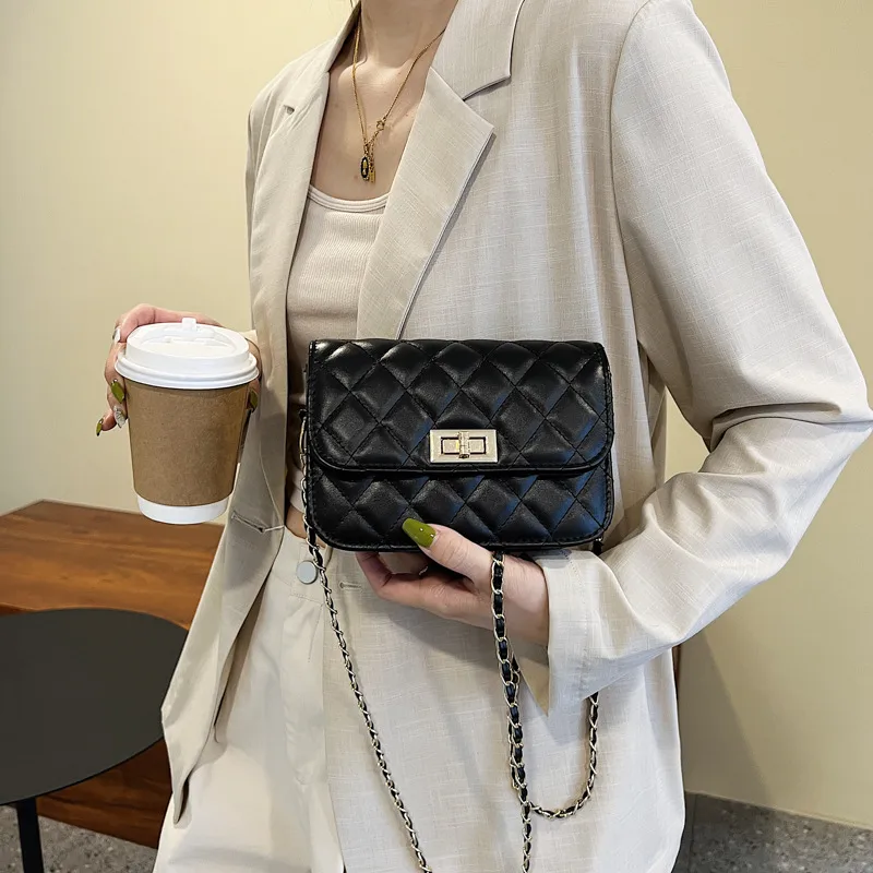 Bolso de mano negro acolchado