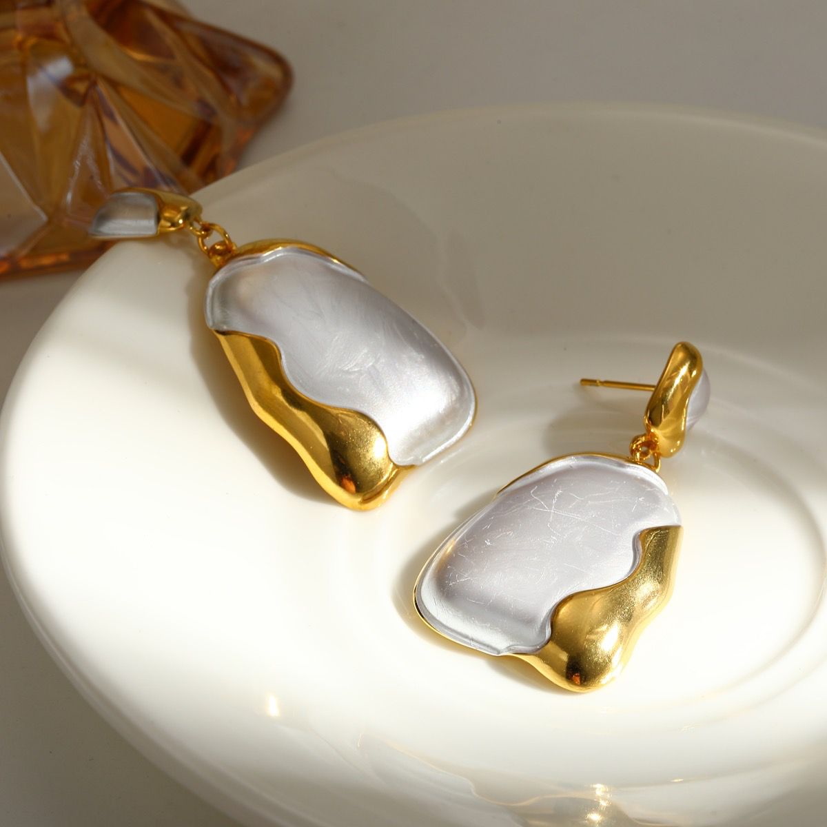 Aretes de nácar y baño en oro