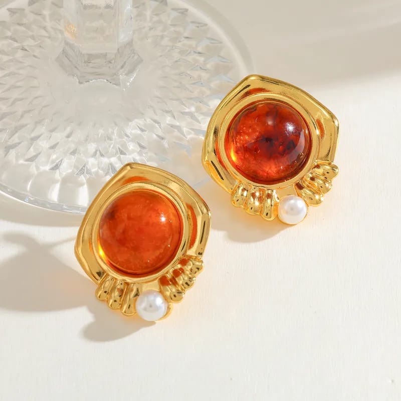 Aretes dorados con perla y resina ámbar