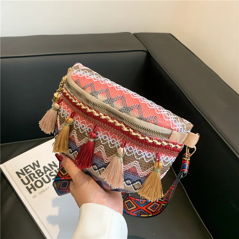 Riñonera bohemia con borlas