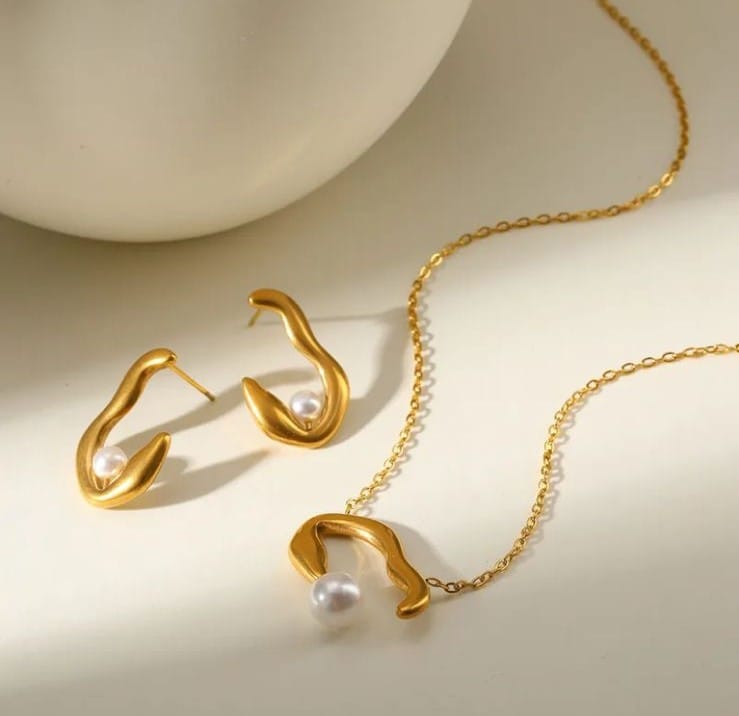 Set de joyería dorada con perla