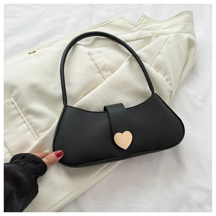 Bolso de mano negro con corazón