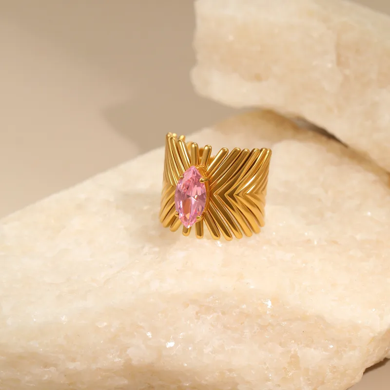 Anillo dorado con piedra rosa
