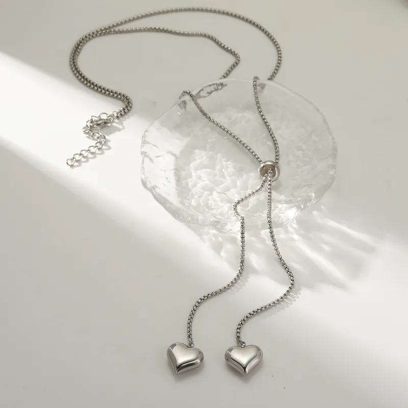 Collar de corazones plateado