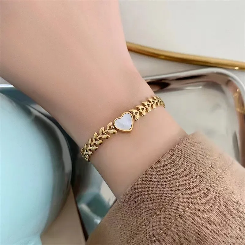 Pulsera Dorada Corazón Blanco