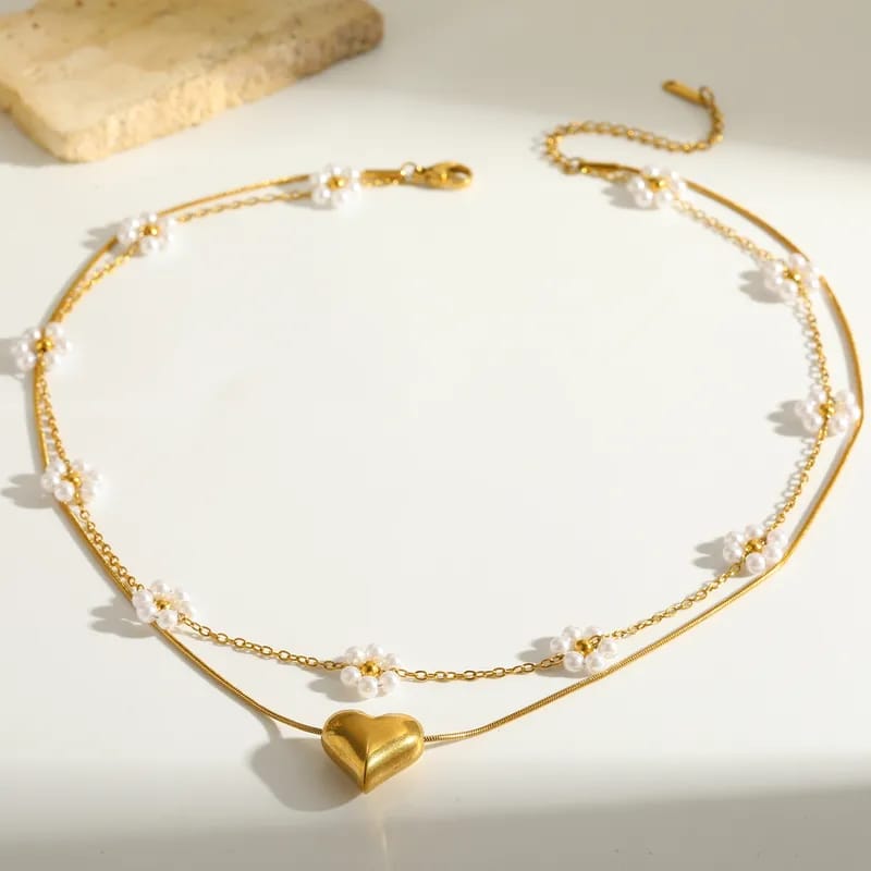 Collar Doble con Flores y Corazón Dorado