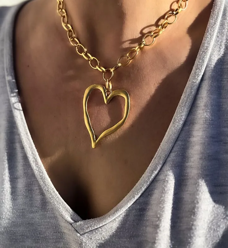 Collar dorado con colgante de corazón