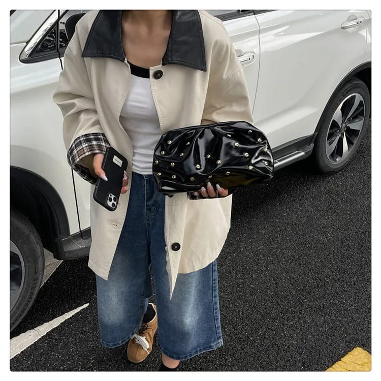 Bolso tipo clutch  con tachuelas