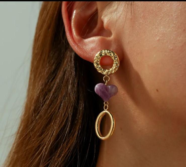 Arete dorado con corazón violeta