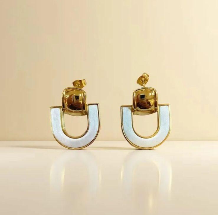 Aretes dorados y blancos