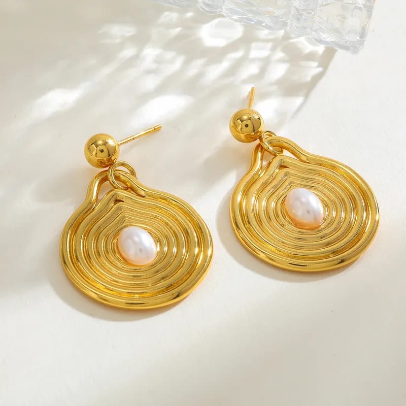 Aretes dorados con perla