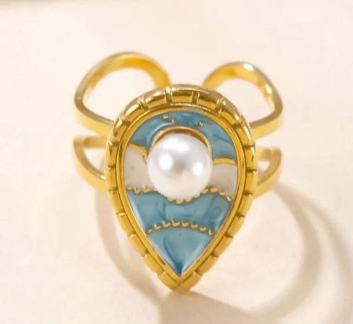 Anillo dorado con perla y esmalte azul