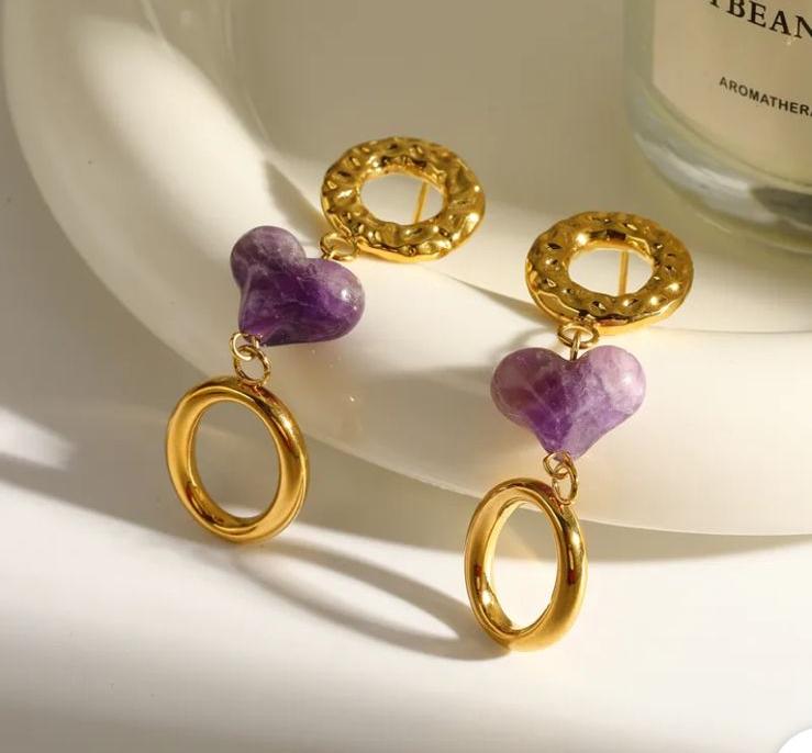 Arete dorado con corazón violeta